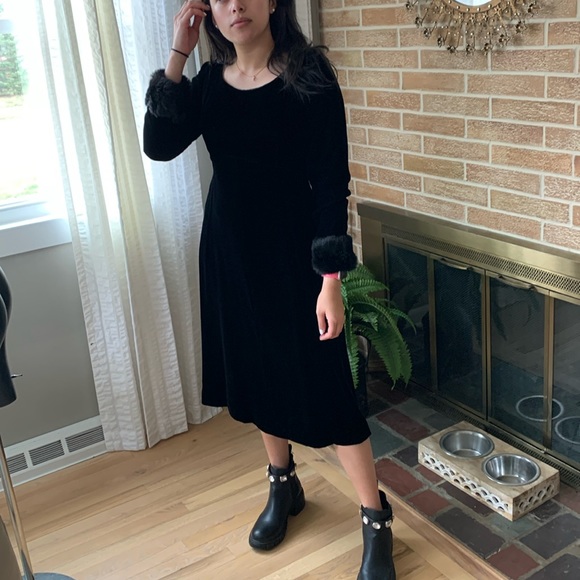 Vintage Black Velvet Fur Trimmed Cocktail Dress by Bernie Bee - Picture 7 of 16